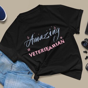 Geweldige dierenarts Unisex Jersey korte mouw T-shirt | Dierenkliniek Kleding | Dierenarts Waardering Shirt | Mode voor dierenliefhebbers