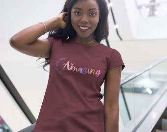 Hey You Are Amazing Youth Camiseta de manga corta Ideas de regalo, regalo para ella, regalo para él, camisa de mujer, camisa de hombre, camisa de niños