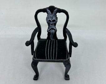 Puppenhausminiatur 1:12 Gothic Stuhl – geformte Gargoyle-Rückseite OOAK