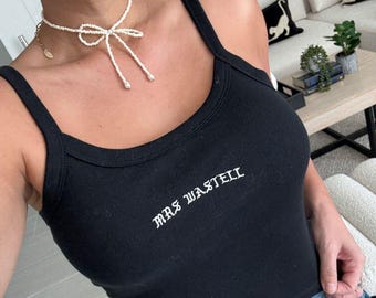 Canotta da sposa ricamata, maglietta personalizzata per la sposa, regalo per addio al nubilato, fidanzamento, addio al nubilato, matrimonio, futura sposa, grazioso abito per la luna di miele, trendy