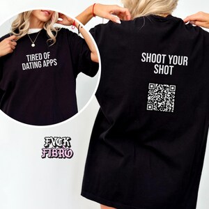 Camiseta personalizada con código QR "Estoy soltero/a" escaneable. Camiseta "Cansado/a de las aplicaciones de citas". Sudaderas con capucha "Estoy soltero/a AF". Merchandising unisex para él/ella. Divertido regalo para citas. Escanee el código QR.