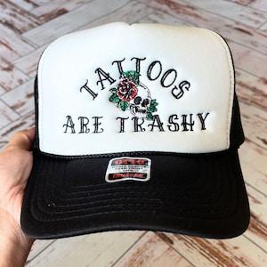 Tattoos sind kitschig Trucker-Hut bestickt Lustige Geschenke für sie ihn Trending Hüte Old School Tattoo Skull Merch Bestseller Edgy Punk-Rock