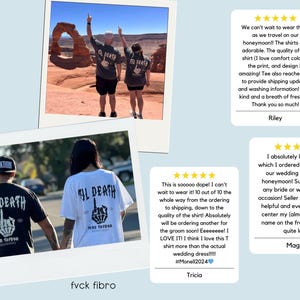 Puede incluir: Camisetas gr&aacute;ficas en blanco y negro con el texto "TIL DEATH" y una mano haciendo la peineta. Las camisetas las lleva una pareja. La imagen tambi&eacute;n incluye una foto de una formaci&oacute;n rocosa natural.