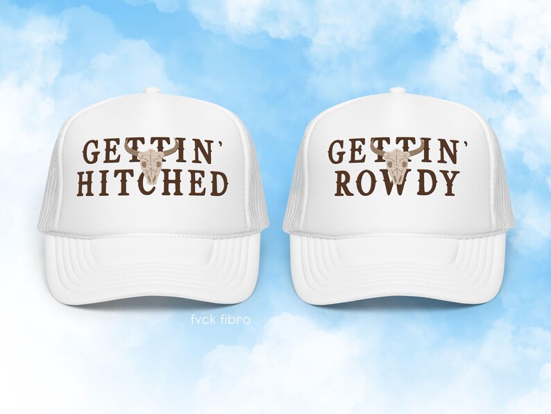K&ouml;nnte beinhalten: Zwei wei&szlig;e Trucker-Caps mit braunem Text und einem Totenkopf-Motiv. Der Text auf der linken Kappe lautet "Gettin' Hitched" und der Text auf der rechten Kappe lautet "Gettin' Rowdy".