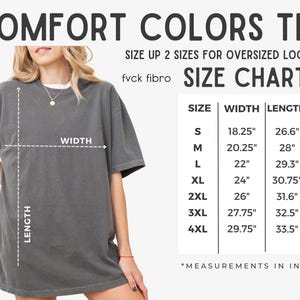 Puede incluir: Tabla de tallas para una camiseta Comfort Colors, que muestra las medidas de ancho y largo en pulgadas para las tallas S a 4XL. La tabla incluye el texto "SIZE UP 2 SIZES FOR OVERSIZED LOOK" y "fvck fibro".