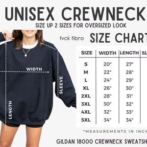 Puede incluir: Una sudadera unisex azul marino con una tabla de tallas. La tabla muestra medidas en pulgadas para el ancho, largo y largo de manga, que van desde la talla peque&ntilde;a hasta la 5XL. El texto "UNISEX CREWNECK" est&aacute; en la parte superior.