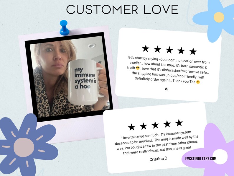Pu&ograve; includere: Una tazza in ceramica bianca con testo nero che recita "my immune system is a hoe". La tazza &egrave; tenuta da una persona con un accappatoio leopardato. L'immagine include due recensioni dei clienti con cinque stelle ciascuna. La prima recensione dice "let's start by saying - best communication ever from a seller... now about the mug, it's both sarcastic & truth... love that it's dishwasher/microwave safe... the shipping box was unique/eco friendly... will definitely order again!... Thank you Tee". La seconda recensione dice "I love this mug so much. My immune system deserves to be mocked. The mug is made well by the way. I've bought a few in the past from other places that were really cheap, but this one is great."