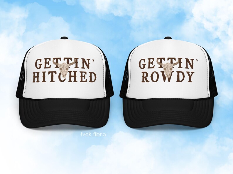 K&ouml;nnte beinhalten: Zwei schwarze und wei&szlig;e Trucker-Caps mit einem Totenkopf-Motiv und dem Text "Gettin' Hitched" und "Gettin' Rowdy" in brauner Schrift.
