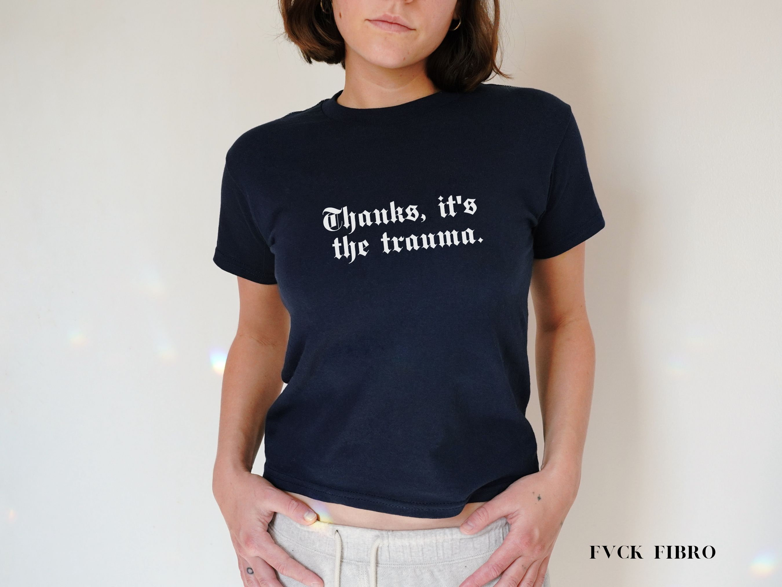 Pu&ograve; includere: Una maglietta blu navy con testo bianco che recita "Grazie, &egrave; il trauma."
