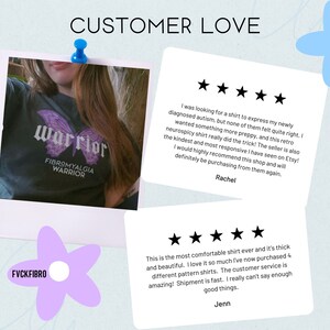 Pu&ograve; includere: Due recensioni dei clienti per una maglietta nera con una grafica di farfalla viola e il testo "warrior" e "fibromyalgia warrior". Entrambe le recensioni sono a cinque stelle e lodano la qualit&agrave;, il comfort e il servizio clienti della maglietta.