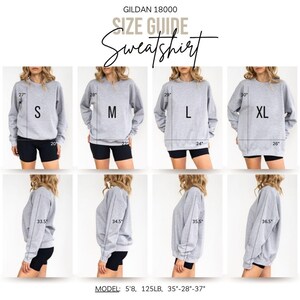 Puede incluir: Gu&iacute;a de tallas para una sudadera gris Gildan 18000, con medidas para las tallas S, M, L y XL. La imagen muestra vistas frontal y lateral de la sudadera, con medidas en pulgadas. La modelo mide 1,73 m y pesa 56,7 kg.
