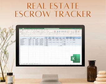 Puede incluir: Una pantalla de ordenador que muestra una hoja de cálculo con el título "Real Estate Escrow Tracker". La hoja de cálculo tiene columnas para la dirección de la propiedad, el agente, la empresa de custodia y otros detalles. La pantalla está en un escritorio con un teclado y un ratón.