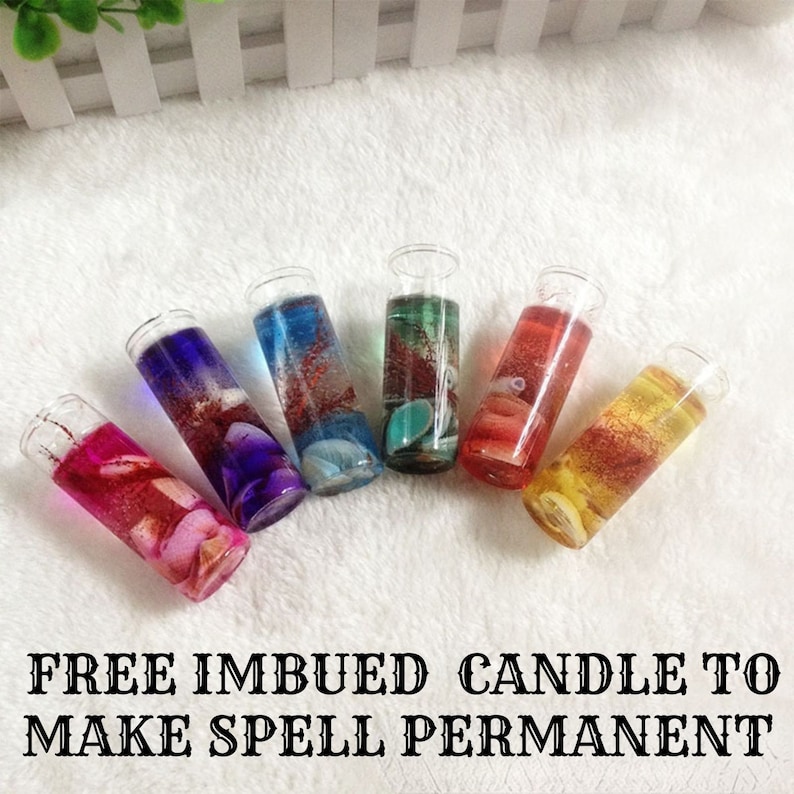 Pu&ograve; includere: Sei piccoli barattoli di vetro per candele con gel colorato ed elementi decorativi all'interno. Le candele sono disposte in fila su una superficie bianca. Il testo "FREE IMBUED CANDLE TO MAKE SPELL PERMANENT" &egrave; stampato sotto le candele.