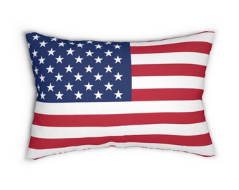 Könnte beinhalten: Ein rechteckiges Kissen mit einem rot-weiß-blauen amerikanischen Flaggenmuster. Das Kissen ist aus einem weichen, bequemen Stoff gefertigt und perfekt, um jedem Raum eine patriotische Note zu verleihen.