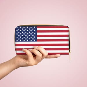 Cartera con cremallera y bandera estadounidense de piel sintética, dos diseños modernos con estrellas y rayas o la bandera histórica de Betsy Ross, elegante tarjetero y portamonedas