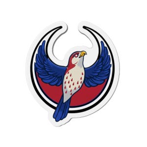 Puede incluir: Una pegatina con un pájaro estilizado con las alas extendidas. El pájaro tiene la cabeza y el pecho rojos con manchas blancas, alas azules y un pico amarillo. Está sobre un círculo rojo con un contorno negro y un borde blanco.