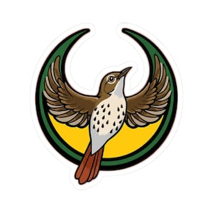 Könnte beinhalten: Ein Aufkleber mit einem stilisierten Vogel mit ausgebreiteten Flügeln, vor einem gelben Kreis und einem grünen, halbmondförmigen Rand. Der Vogel hat braune Flügel, eine weiße Brust und einen roten Schwanz. Der Aufkleber hat einen weißen Rand.