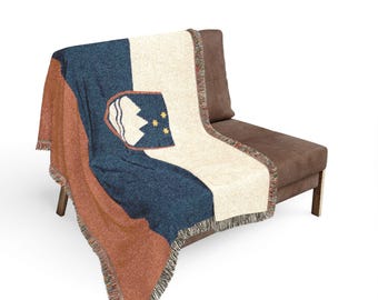 Gewebte Decke mit slowenischer Flagge und Wappen – ein Geschenk zum Kulturerbe