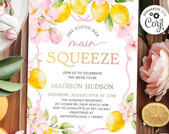 Könnte beinhalten: Eine Zitronen-Motto-Einladung zu einer Bridal Shower mit rosa Blumen und Zitronen. Der Text lautet "She found her main squeeze. Join us to celebrate the bride-to-be, Madison Hudson. Saturday, August 19th at 2 PM. The Hudson's Residence, 251 Ocean Rd, Palm Beach, NSW. RSVP to Charlotte at 987-123-4567. Registered at Anthropologie + Target."