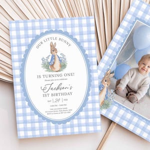 Op de afbeelding: Twee verjaardagsuitnodigingen met een blauw-wit ruitpatroon. Eén heeft een illustratie van Peter Konijn en de tekst "Our Little Bunny Is Turning One!". De andere heeft een foto van een baby met blauwe ballonnen.