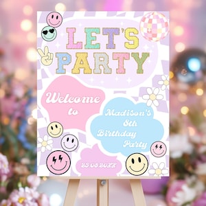 Könnte beinhalten: Partyschild auf einer Holzstaffelei mit dem Schriftzug "LET'S PARTY" in bunten Retro-Buchstaben. Das Schild heißt die Gäste zu "Madisons 8. Geburtstagsparty" willkommen und zeigt Smileys, Gänseblümchen und eine Discokugel.
