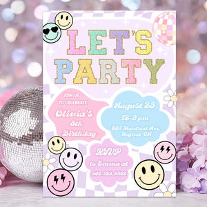 Plantilla de invitación para fiesta de cumpleaños con parche de fiesta, plantilla para fiesta de cumpleaños de niña, parche universitario, invitación de cumpleaños, fiesta preppy, cara sonriente P7