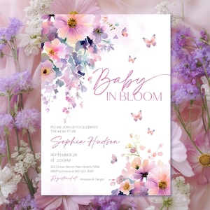 Może przedstawiać: Zaproszenie na baby shower z napisem "Baby in Bloom" w r&oacute;żowym skrypcie. Zaproszenie zawiera akwarelowe kompozycje kwiatowe w odcieniach r&oacute;żu, fioletu i ż&oacute;łci, z delikatnymi motywami motyli. Zaproszenie zawiera imię "Sophia Hudson" i szczeg&oacute;ły wydarzenia.