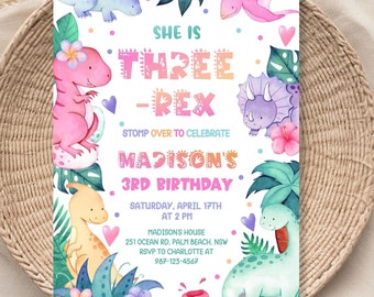 Puede incluir: Una invitación de cumpleaños con temática de dinosaurios colorida con una ilustración de dinosaurio rosa, verde y amarillo. El texto dice "Ella tiene tres años - Rex. Ven a celebrar el cumpleaños de Madison. Sábado 17 de abril a las 2 PM. Casa de Madison 251 Ocean Rd, Palm Beach, NSW. RSVP a Charlotte al 987-123-4567."