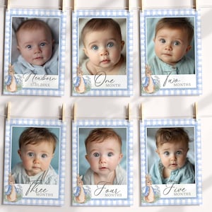 Op de afbeelding: Zes mijlpaalfotokaarten voor baby's. Elke kaart bevat een babyfoto omlijst in een blauw geruit patroon. De kaarten zijn gelabeld met "Pasgeboren", "Eén maand", "Twee maanden", "Drie maanden", "Vier maanden" en "Vijf maanden".