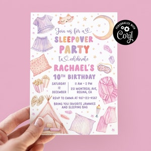 Puede incluir: Una invitaci&oacute;n a una fiesta de pijamas rosa y morada con una ilustraci&oacute;n de acuarela de pijamas, una tienda de campa&ntilde;a, palomitas de ma&iacute;z y una m&aacute;scara para dormir. La invitaci&oacute;n dice "&Uacute;nete a nosotros para una fiesta de pijamas para celebrar el cumplea&ntilde;os n&uacute;mero 10 de Rachael".