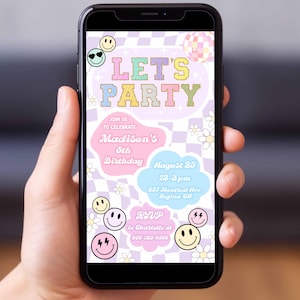 Peut inclure: Un smartphone affiche une invitation colorée pour une fête d'anniversaire. Le design présente les mots "LET'S PARTY" en couleurs pastel, des émoticônes souriantes et des motifs floraux. L'invitation est pour le 8e anniversaire de Madison, avec date, heure et RSVP.