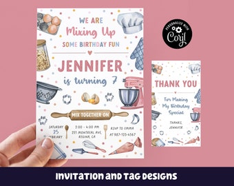 Puede incluir: Una invitación colorida con un tema de repostería. La invitación dice "We are Mixing Up Some Birthday Fun" y "Jennifer cumple 7 años". Incluye una lista de detalles para la fiesta, incluyendo la fecha, la hora y la ubicación. También se incluye una etiqueta de agradecimiento a juego.
