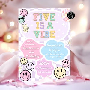 Plantilla de invitación de cumpleaños Five Is A Vibe Invitación de quinto cumpleaños de Groovy Girl Invitación con cara sonriente Parche universitario preppy Letra Fiesta de Groovy Girl