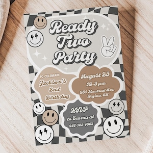 Plantilla de invitación para dos fiestas lista para usar, invitación para segundo cumpleaños neutral, invitación retro para segundo cumpleaños de 2 años, invitación con cara sonriente, parche con letras, cumpleaños maravilloso