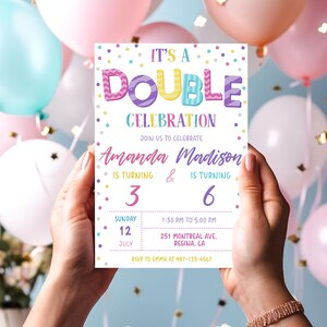 K&ouml;nnte beinhalten: Eine bunte Einladungskarte mit Konfetti und einem regenbogenfarbenen Text, der "Es ist eine Doppelfeier" lautet. Die Einladung ist f&uuml;r Amanda, die 3 Jahre alt wird, und Madison, die 6 Jahre alt wird. Das Datum ist Sonntag, der 12. Juli, von 13:30 Uhr bis 17:00 Uhr. Der Ort ist 251 Montreal Ave, Regina, CA. RSVP an Emma unter 987-123-4567.