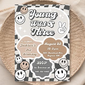 Plantilla de invitación para tres jóvenes salvajes, invitación neutral para tercer cumpleaños, invitación retro para tercer cumpleaños de niño de 3 años, cara sonriente, parche, letra, cumpleaños maravilloso
