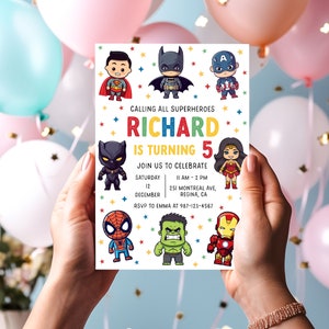 Pu&ograve; includere: Un invito di compleanno a tema supereroi colorato per un bambino che compie cinque anni. L'invito presenta immagini di cartoni animati di supereroi popolari, tra cui Superman, Batman, Capitan America, Pantera Nera, Wonder Woman, Spiderman, Hulk e Iron Man. L'invito include il nome del bambino, l'et&agrave;, la data, l'ora e il luogo della festa. Include anche un contatto per RSVP.