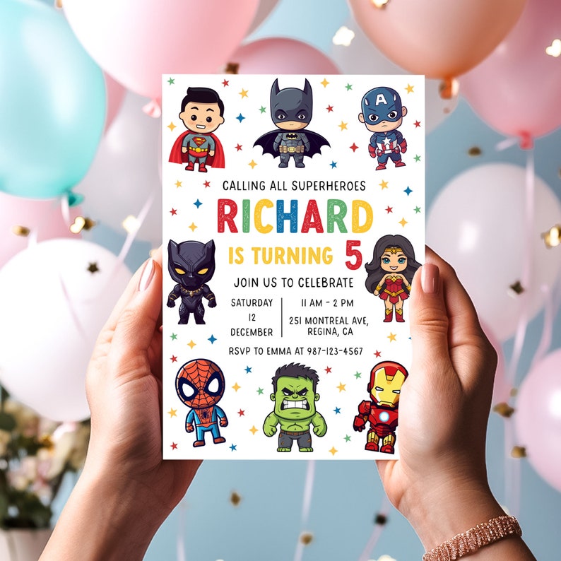 Pu&ograve; includere: Un invito di compleanno a tema supereroi colorato per un bambino che compie cinque anni. L'invito presenta immagini di cartoni animati di supereroi popolari, tra cui Superman, Batman, Capitan America, Pantera Nera, Wonder Woman, Spiderman, Hulk e Iron Man. L'invito include il nome del bambino, l'et&agrave;, la data, l'ora e il luogo della festa. Include anche un contatto per RSVP.