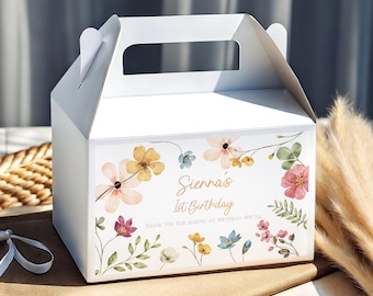以下が含まれることがあります： 花柄のデザインと「Sienna's 1st Birthday」と「Thank you for making my birthday special」の文字が書かれた白いギフトボックス。