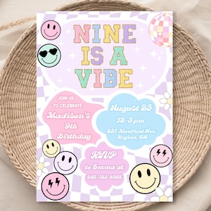 Plantilla de invitación de cumpleaños Nine Is A Vibe Invitación de noveno cumpleaños de Groovy Girl Invitación con cara sonriente Parche universitario preppy Letra Fiesta de Groovy Girl