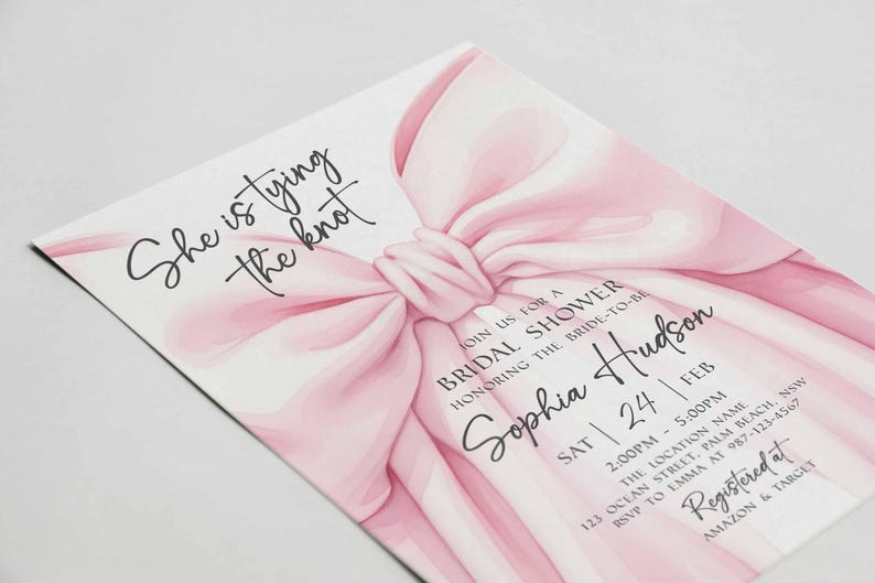 K&ouml;nnte beinhalten: Einladungskarte zur Brautparty mit gro&szlig;em rosa Schleifendesign. Die Einladung enth&auml;lt den Text &bdquo;She is tying the knot&ldquo; sowie Details f&uuml;r Sophia Hudsons Brautparty, einschlie&szlig;lich Datum, Uhrzeit und Ort.