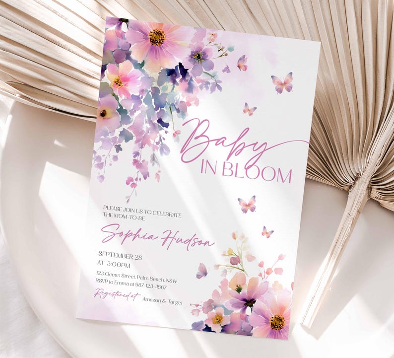 Może przedstawiać: Zaproszenie na baby shower z kwiatowym wzorem w odcieniach r&oacute;żu, fioletu i bieli. Zaproszenie zawiera napis "Baby in Bloom" w kursywie, wraz ze szczeg&oacute;łami wydarzenia, w tym imieniem "Sophia Hudson". Motyle są rozrzucone po całym projekcie.