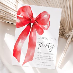 Invitación editable con lazo rojo de coqueta para su fiesta de cumpleaños número 30 Invitación con lazo rojo de coqueta para su fiesta de cumpleaños número 20, 30 y 40