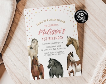 Könnte beinhalten: Eine rosafarbene und weiße Einladung zur ersten Geburtstagsfeier mit einem Aquarellbild von fünf Pferden. Die Einladung enthält den Text "Saddle Up & Gallop On Over To Celebrate Melissa's 1st Birthday" und Details zur Party, einschließlich Datum, Uhrzeit, Ort und RSVP-Informationen.