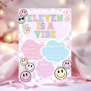 Invitación de cumpleaños con cara sonriente a cuadros de ELEVEN Is A Vibe, invitación para el 11.º cumpleaños de Groovy Girl, invitación con cara sonriente, letra de parche para fiesta universitaria para adolescentes