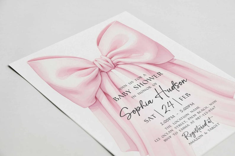 Op de afbeelding: Babyborrel uitnodiging met een grote, aquarel-stijl roze strik. De uitnodiging bevat de tekst "Doe met ons mee voor een babyborrel ter ere van Sophia Hudson" met evenementdetails, inclusief datum, tijd en locatie.