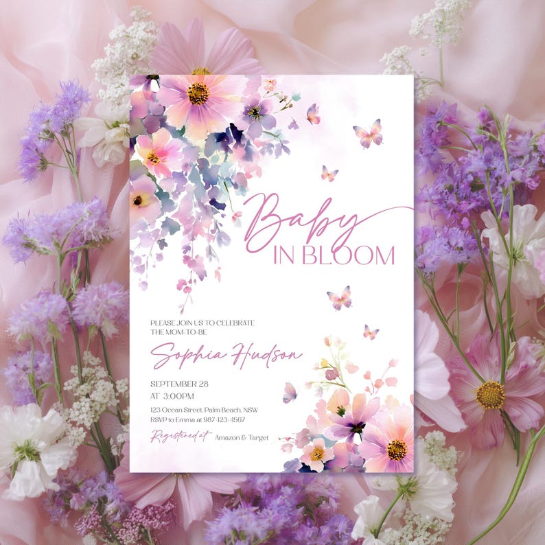 Może przedstawiać: Zaproszenie na baby shower z napisem "Baby in Bloom" w r&oacute;żowym skrypcie. Zaproszenie zawiera akwarelowe kompozycje kwiatowe w odcieniach r&oacute;żu, fioletu i ż&oacute;łci, z delikatnymi motywami motyli. Zaproszenie zawiera imię "Sophia Hudson" i szczeg&oacute;ły wydarzenia.
