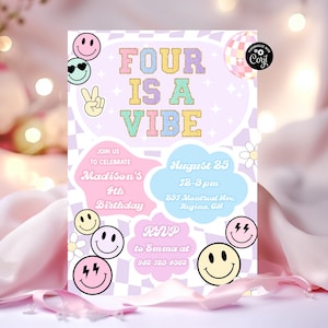 Plantilla de invitación de cumpleaños Four Is A Vibe Invitación de cuarto cumpleaños de Groovy Girl Invitación con cara sonriente Parche universitario preppy Letra Fiesta de Groovy Girl