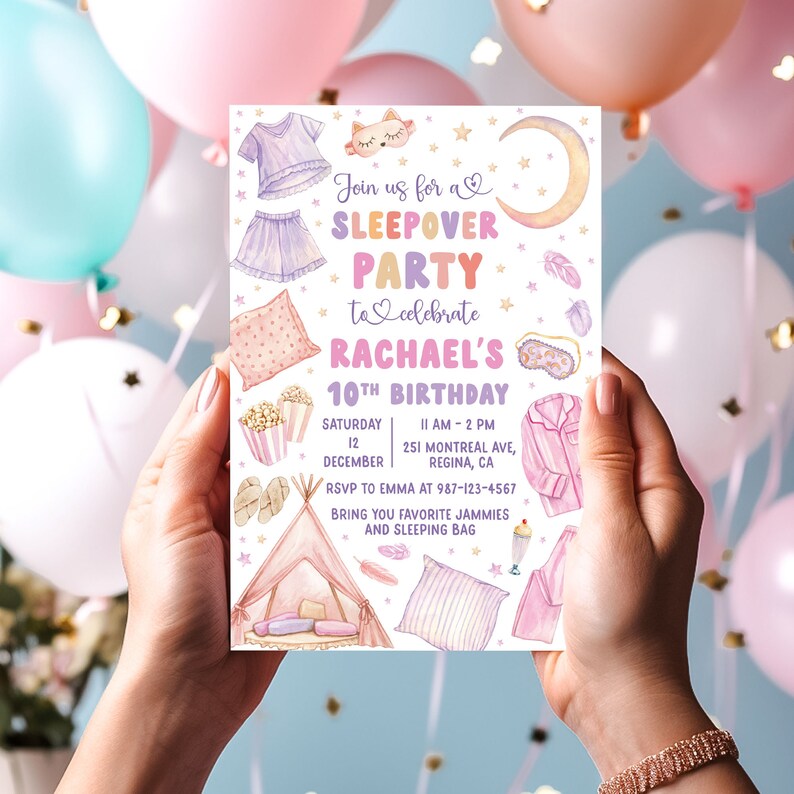 Puede incluir: Una invitaci&oacute;n rosa y morada para una fiesta de pijamas para celebrar el d&eacute;cimo cumplea&ntilde;os de Rachael. La invitaci&oacute;n presenta un dise&ntilde;o caprichoso con ilustraciones de pijamas, una tienda de campa&ntilde;a, palomitas de ma&iacute;z y una luna. El texto de la invitaci&oacute;n dice "&Uacute;nete a nosotros para una fiesta de pijamas para celebrar el d&eacute;cimo cumplea&ntilde;os de Rachael". La invitaci&oacute;n tambi&eacute;n incluye la fecha, la hora y la ubicaci&oacute;n de la fiesta.