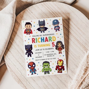 Pu&ograve; includere: Un invito colorato a tema supereroi. Dice "Calling all superheroes Richard is turning 5". La carta presenta immagini di cartoni animati di Superman, Batman, Capitan America, Pantera Nera, Wonder Woman, Spiderman, Hulk e Iron Man.